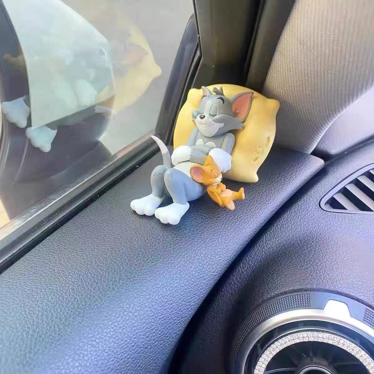 CarCharm 1+1 ILMAINEN: Tom Ja Jerry Leikkisä Kojelauta Koriste