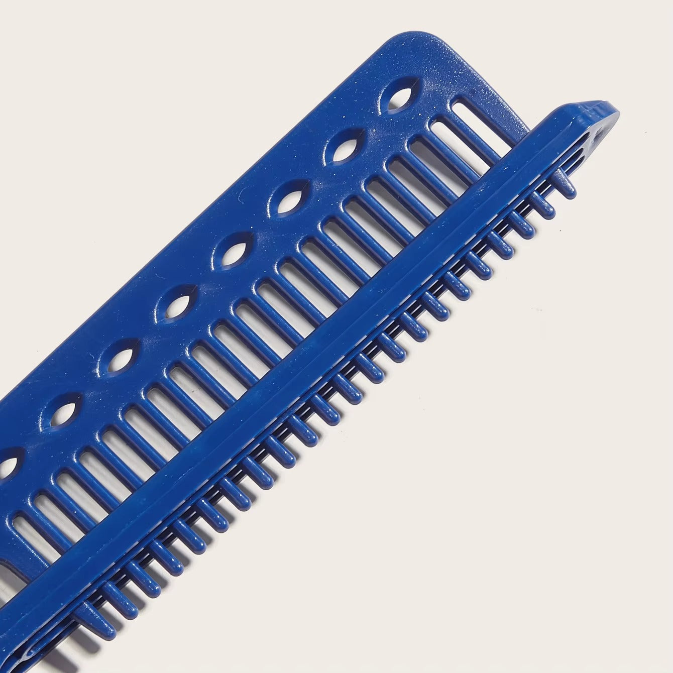 Rose® V-ShapedComb 1+1 ILMAISEKSI: Lämmönkestävä V-Muotoinen Hiuskampa